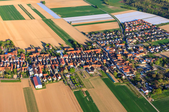 Vue aérienne de Nikolausstraße vers Hatzenbühl à le quartier Hayna in Herxheim bei Landau dans le département Rhénanie-Palatinat, Allemagne