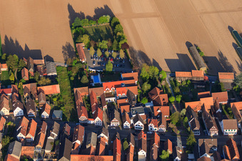 Vue aérienne de Hôtel Restaurant Krone à Erlenbach bei Kandel dans le département Rhénanie-Palatinat, Allemagne