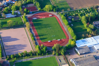 Vue aérienne de Complexe sportif central de Herxheim avec le SV Viktoria 1913 eV Herxheim à Herxheim bei Landau dans le département Rhénanie-Palatinat, Allemagne