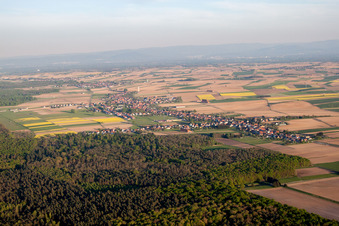 Vue aérienne de Du nord-ouest à Schleithal dans le département Bas Rhin, France