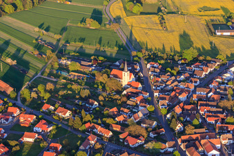 Vue aérienne de Saint-Louis dans la lumière du soir à Scheibenhardt dans le département Rhénanie-Palatinat, Allemagne
