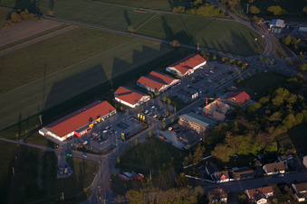 Vue d'oiseau de Centres commerciaux à le quartier Neulauterburg in Berg dans le département Rhénanie-Palatinat, Allemagne