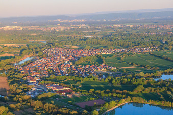 Vue aérienne de Vue du village depuis l'Epple jusqu'au Rhin depuis l'ouest à Neuburg am Rhein dans le département Rhénanie-Palatinat, Allemagne