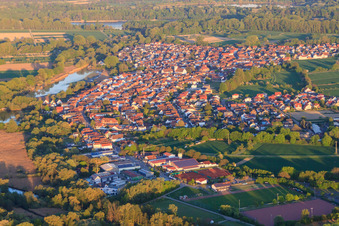 Vue oblique de Vue du village depuis l'Epple jusqu'au Rhin depuis l'ouest à Neuburg am Rhein dans le département Rhénanie-Palatinat, Allemagne