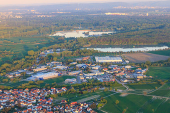 Vue aérienne de Zone industrielle Entenseestraße Industriestraße depuis l'ouest à Hagenbach dans le département Rhénanie-Palatinat, Allemagne