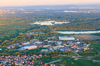 Vue aérienne de Zone industrielle Entenseestraße Industriestraße depuis l'ouest à Hagenbach dans le département Rhénanie-Palatinat, Allemagne
