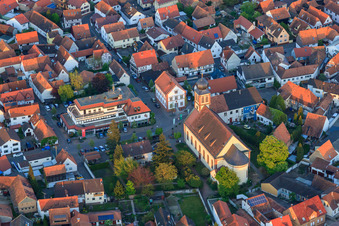 Photographie aérienne de Église Hagenbach et Sparkasse Südpfalz à Ludwigstr à Hagenbach dans le département Rhénanie-Palatinat, Allemagne