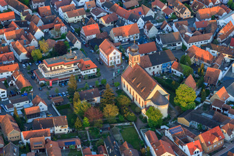 Vue oblique de Église Hagenbach et Sparkasse Südpfalz à Ludwigstr à Hagenbach dans le département Rhénanie-Palatinat, Allemagne