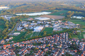 Vue aérienne de Maximilianstraße devant la zone industrielle Entenseestraße Industriestraße depuis l'ouest à Hagenbach dans le département Rhénanie-Palatinat, Allemagne
