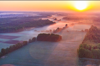 Vue aérienne de Lever de soleil sur les plaines d'Otterbach dans la brume matinale à Minfeld dans le département Rhénanie-Palatinat, Allemagne