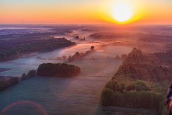 Vue aérienne de Lever de soleil sur les plaines d'Otterbach dans la brume matinale à Minfeld dans le département Rhénanie-Palatinat, Allemagne