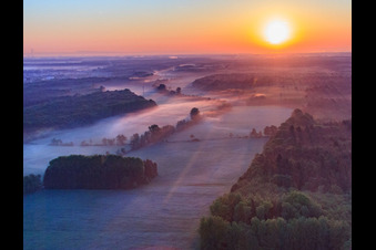 Photographie aérienne de Lever de soleil sur les plaines d'Otterbach dans la brume matinale à Minfeld dans le département Rhénanie-Palatinat, Allemagne