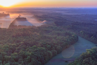 Lever de soleil sur les plaines d'Otterbach dans la brume matinale à Minfeld dans le département Rhénanie-Palatinat, Allemagne d'en haut