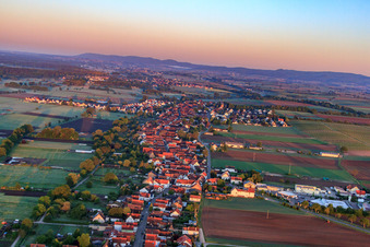 Vue oblique de Vue du village le matin depuis l'est à Freckenfeld dans le département Rhénanie-Palatinat, Allemagne