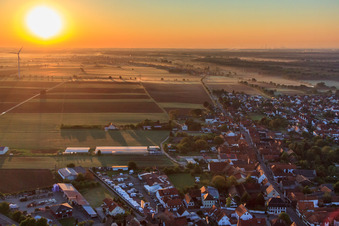 Vue aérienne de Lever de soleil sur la rue principale à Minfeld dans le département Rhénanie-Palatinat, Allemagne
