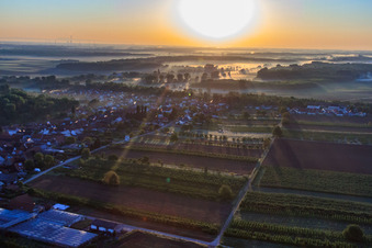 Vue aérienne de Lever de soleil sur le village à Winden dans le département Rhénanie-Palatinat, Allemagne