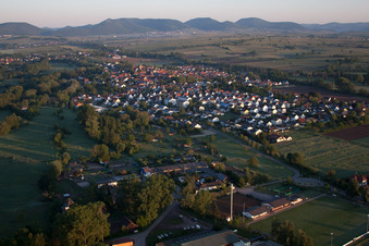 Vue des rues et des maisons dans les quartiers résidentiels à le quartier Mühlhofen in Billigheim-Ingenheim dans le département Rhénanie-Palatinat, Allemagne d'en haut