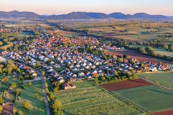 Vue aérienne de Schillerstraße à le quartier Billigheim in Billigheim-Ingenheim dans le département Rhénanie-Palatinat, Allemagne