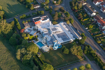 Vue oblique de Courbes et pistes circulaires du toboggan aquatique de la piscine intérieure et extérieure de La Ola à le quartier Queichheim in Landau in der Pfalz dans le département Rhénanie-Palatinat, Allemagne