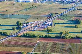 Vue aérienne de Aire de repos Serways Pfälzer Weinstrasse sur l'A65 à Edesheim dans le département Rhénanie-Palatinat, Allemagne