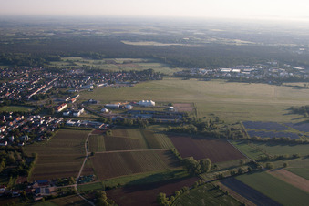 Vue aérienne de Aéroport à le quartier Speyerdorf in Neustadt an der Weinstraße dans le département Rhénanie-Palatinat, Allemagne