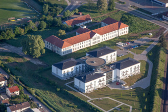 Vue aérienne de Rangées de panneaux de l'installation photovoltaïque et du parc solaire ou de la centrale solaire de Solar-Info-Zentrum SIZ GmbH dans le district de Lachen-Speyerdorf à le quartier Speyerdorf in Neustadt an der Weinstraße dans le département Rhénanie-Palatinat, Allemagne