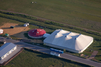 Vue aérienne de Chapiteau de cirque à le quartier Speyerdorf in Neustadt an der Weinstraße dans le département Rhénanie-Palatinat, Allemagne