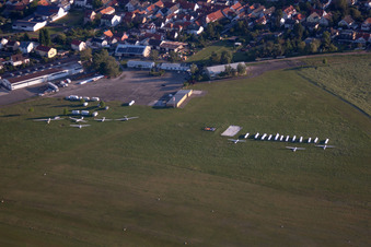 Vue aérienne de Aérodrome de vol à voile à le quartier Speyerdorf in Neustadt an der Weinstraße dans le département Rhénanie-Palatinat, Allemagne