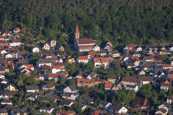 Vue aérienne de ÉGLISE CATHOLIQUE SAINT-JEAN à l'orée de la forêt à le quartier Königsbach in Neustadt an der Weinstraße dans le département Rhénanie-Palatinat, Allemagne