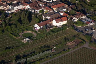 Vue aérienne de Maison de campagne de Nett Loblocher Hof à le quartier Gimmeldingen in Neustadt an der Weinstraße dans le département Rhénanie-Palatinat, Allemagne