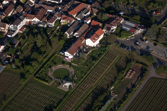 Vue aérienne de Maison de campagne de Nett Loblocher Hof à le quartier Gimmeldingen in Neustadt an der Weinstraße dans le département Rhénanie-Palatinat, Allemagne