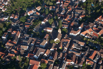 Vue aérienne de Saint-Laurent à le quartier Gimmeldingen in Neustadt an der Weinstraße dans le département Rhénanie-Palatinat, Allemagne