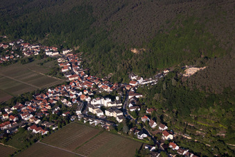 Vue aérienne de À l'Althart à le quartier Haardt in Neustadt an der Weinstraße dans le département Rhénanie-Palatinat, Allemagne