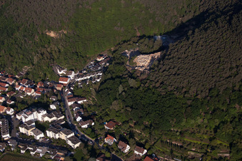 Vue aérienne de Carrière d'exploitation minière et d'extraction par Leonhard Hanbuch & Söhne GmbH & Co. KG à le quartier Haardt in Neustadt an der Weinstraße dans le département Rhénanie-Palatinat, Allemagne