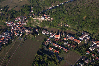 Vue aérienne de Château de Winzing et Haardter Schlössel à Neustadt an der Weinstraße dans le département Rhénanie-Palatinat, Allemagne