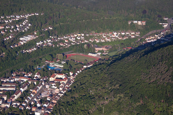 Vue aérienne de Stade sportif, piscine du stade à Neustadt an der Weinstraße dans le département Rhénanie-Palatinat, Allemagne