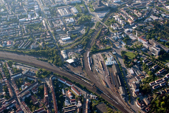 Photographie aérienne de Tracé du croisement ferroviaire des systèmes ferroviaires et ferroviaires de la Deutsche Bahn à Neustadt an der Weinstraße dans le département Rhénanie-Palatinat, Allemagne