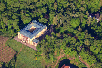 Château de la Villa Ludwigshöhe à Edenkoben dans le département Rhénanie-Palatinat, Allemagne d'un drone