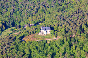Vue aérienne de Chapelle Sainte-Anne sur le versant de la forêt du Palatinat à Burrweiler dans le département Rhénanie-Palatinat, Allemagne