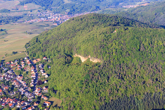 Vue aérienne de Falaises calcaires au-dessus de la ville à Frankweiler dans le département Rhénanie-Palatinat, Allemagne