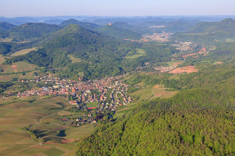 Vue aérienne de Village viticole le matin depuis le nord à Albersweiler dans le département Rhénanie-Palatinat, Allemagne