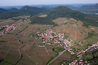 Vue d'oiseau de Birkweiler dans le département Rhénanie-Palatinat, Allemagne