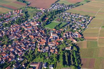 Vue aérienne de Vue du village le matin depuis le nord à le quartier Mörzheim in Landau in der Pfalz dans le département Rhénanie-Palatinat, Allemagne