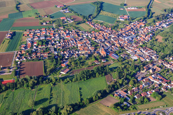 Vue aérienne de Vue du village le matin depuis le nord à le quartier Ingenheim in Billigheim-Ingenheim dans le département Rhénanie-Palatinat, Allemagne