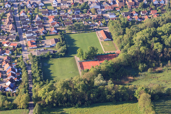 Vue aérienne de Terrains de sport du Tennis Club Winden 1982 eV et du Sportfreunde Germania Winden eV à Winden dans le département Rhénanie-Palatinat, Allemagne