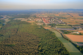 Vue aérienne de Vue de la ville le matin depuis l'est à Kandel dans le département Rhénanie-Palatinat, Allemagne