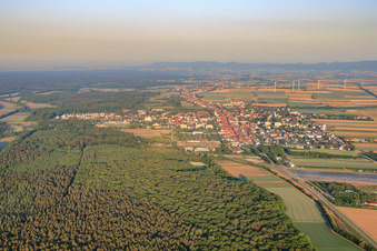 Vue aérienne de Vue de la ville le matin depuis l'est à Kandel dans le département Rhénanie-Palatinat, Allemagne