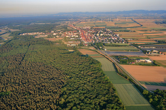 Vue oblique de Vue de la ville le matin depuis l'est à Kandel dans le département Rhénanie-Palatinat, Allemagne