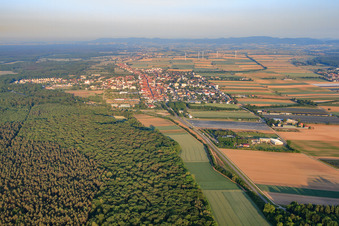 Vue de la ville le matin depuis l'est à Kandel dans le département Rhénanie-Palatinat, Allemagne d'en haut