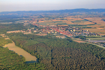 Vue de la ville le matin depuis l'est à Kandel dans le département Rhénanie-Palatinat, Allemagne hors des airs